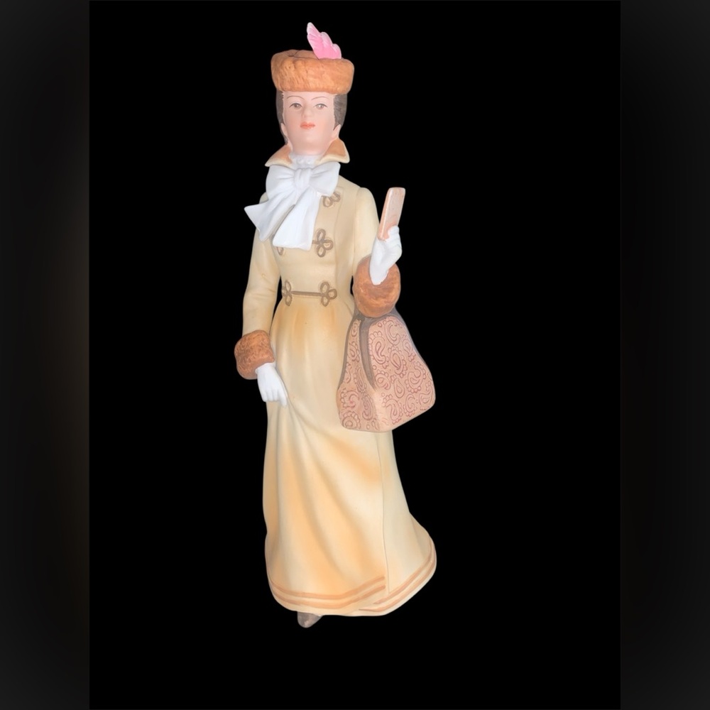 1981 Avon President’s Club Mrs. Albee Award porcelain figurine